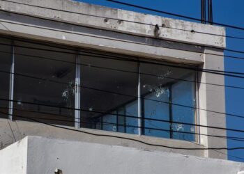 Policías y periodistas heridos de bala en ataque de bandas en principal hospital de Haití