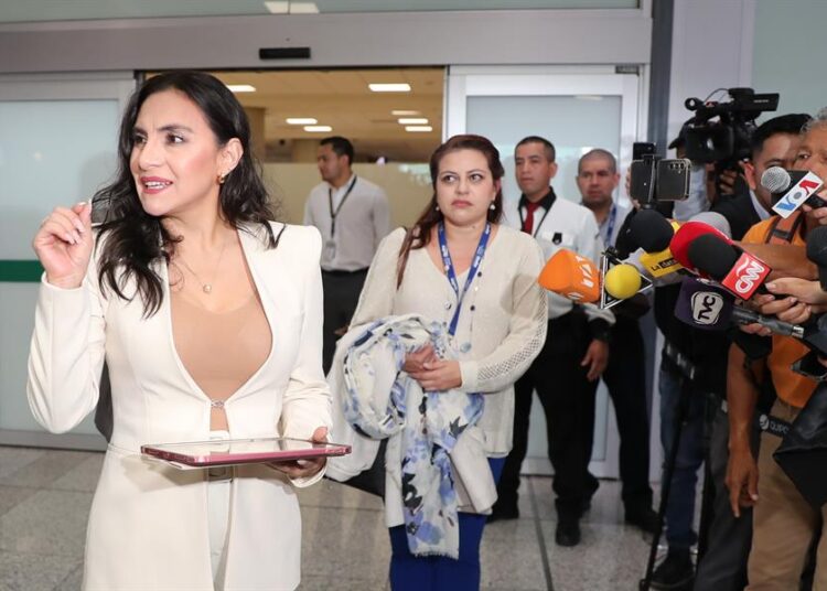 Vicepresidenta suspendida de Ecuador: «La democracia tiene que ser defendida a toda costa»
