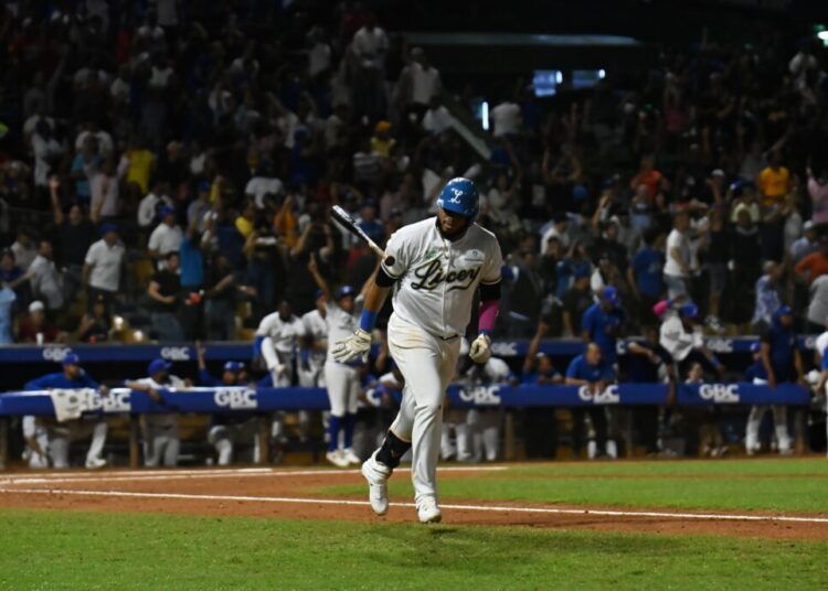 A ritmo de 27 imparables, el Licey aplasta a las Águilas, en histórico partido