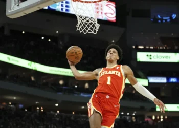 Hawks de Atlanta frenan racha de los Bucks con victoria 119-104