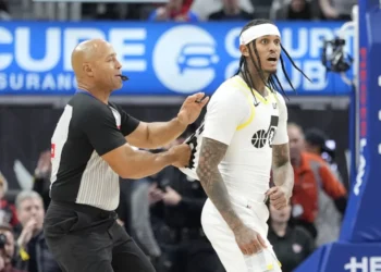 Jordan Clarkson, Ron Holland II y Paul Reed multados por altercado en partido Jazz-Pistons