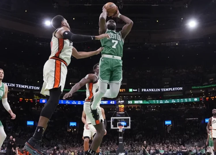 NBA multa a Jaylen Brown por gesto inapropiado durante juego contra Detroit