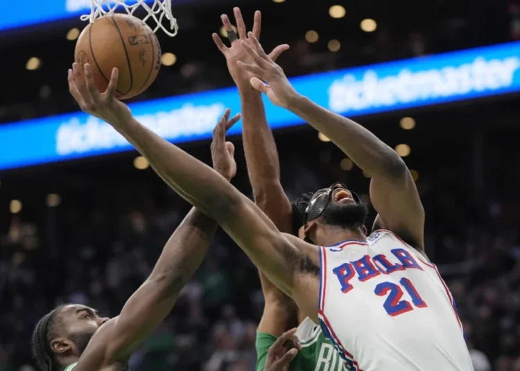 Joel Embiid lidera la victoria navideña de los 76ers sobre los Celtics con 118-114