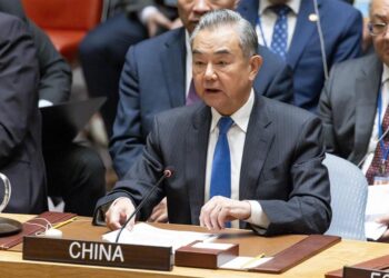 Canciller chino pide «un proceso abierto e inclusivo» para una solución política en Siria