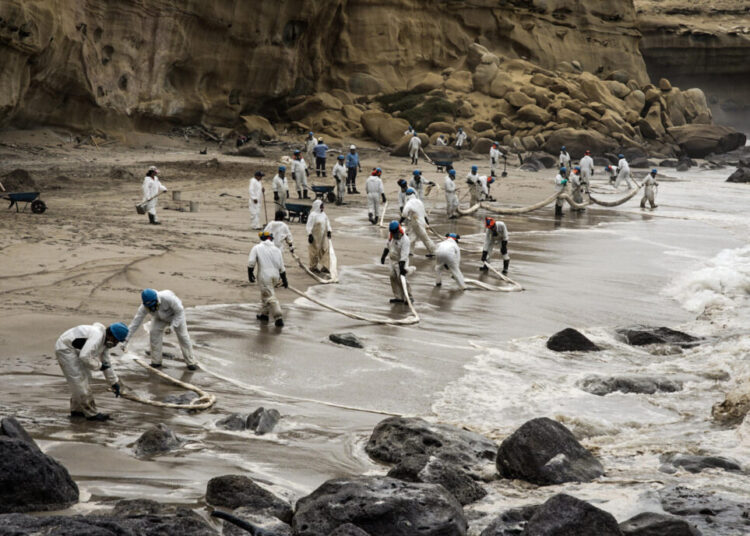 Ministro peruano asegura que playa afectada por derrame de crudo ya está limpia