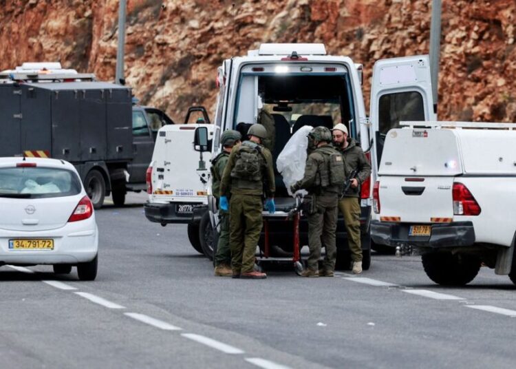 Un niño muerto y tres personas heridas en ataque armado contra un autobús en Cisjordania