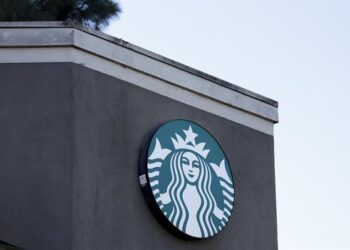 Trabajadores de Starbucks se van a la huelga en tres grandes ciudades de EE.UU.