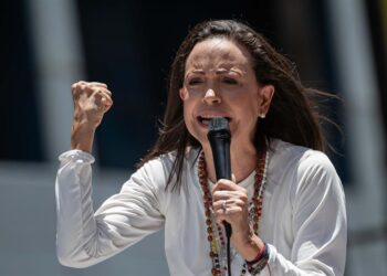 Machado llama a familiares de militares y policías a decirles que Venezuela los «necesita»