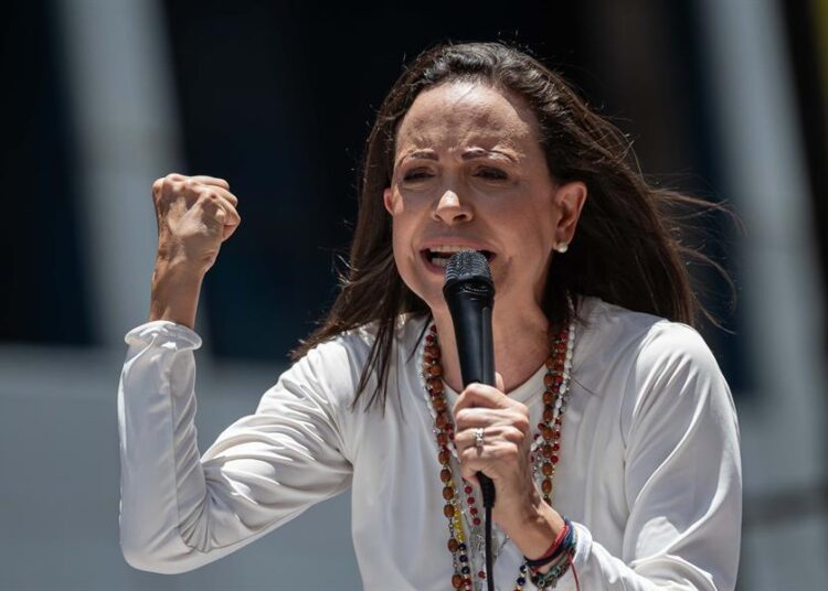 Machado llama a familiares de militares y policías a decirles que Venezuela los «necesita»