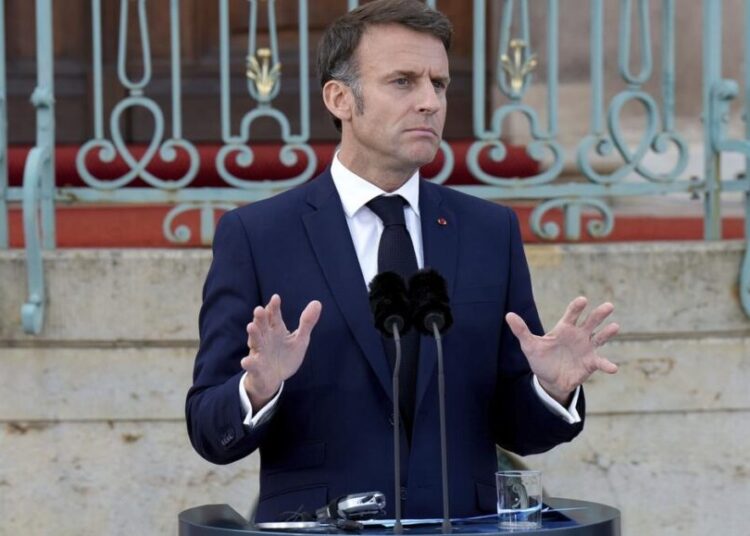 Macron se dirigirá mañana al país por televisión tras la caída del Gobierno