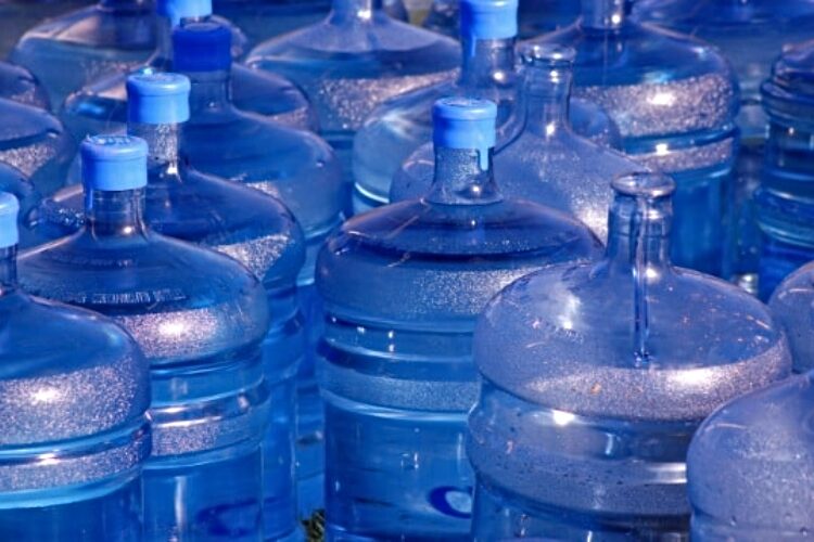 Comerciantes se niegan a vender botellones de agua si suplidoras no ayudan a protegerlos del sol
