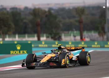 Lando Norris gana en Abu Dabi por delante de Carlos Sainz y McLaren captura el Mundial de constructores