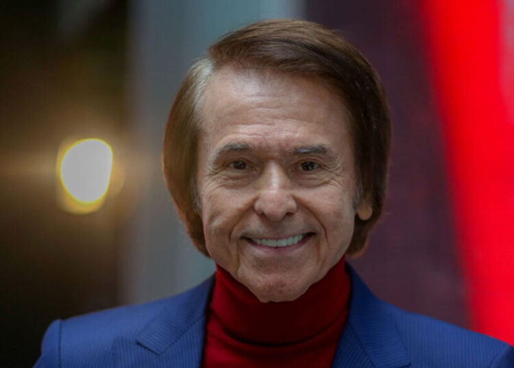 Raphael ha pasado la noche «tranquilo y consciente», ingresado en un hospital de Madrid