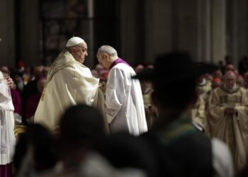El papa abre la Puerta Santa de San Pedro y da inicio al Jubileo