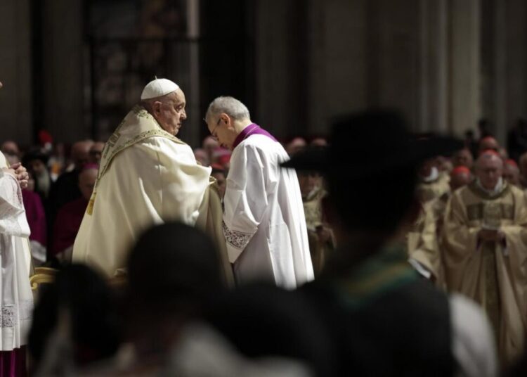 El papa abre la Puerta Santa de San Pedro y da inicio al Jubileo