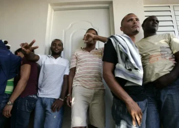 Detienen a 39 migrantes, la mayoría dominicanos, tras desembarcar en norte de Puerto Rico