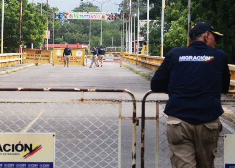 Ministros colombianos viajan a frontera con Venezuela para vigilar situación tras cierre