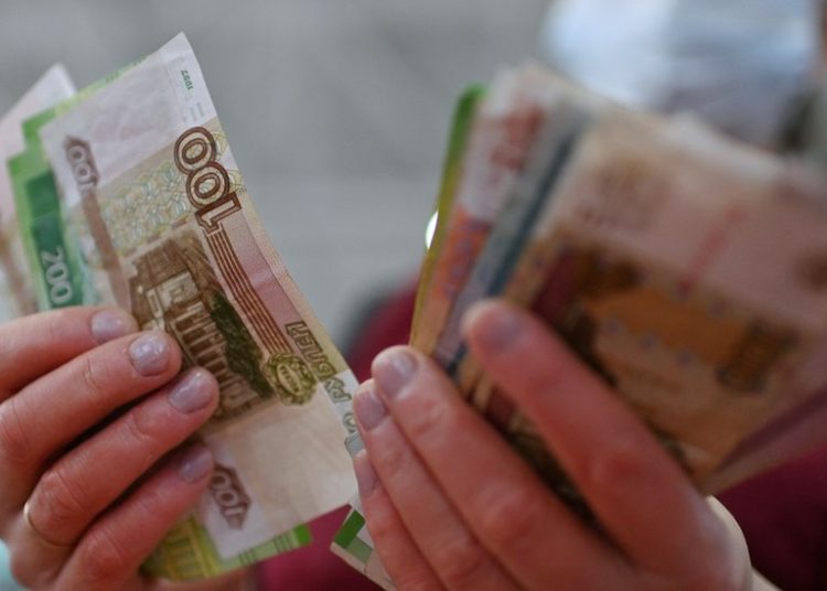 El incremento de dinero circulante en Rusia alcanza el mínimo en casi una década