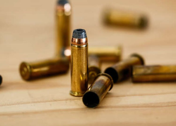 Hombre es acribillado a tiros en Santiago; hecho queda captado en cámara de seguridad