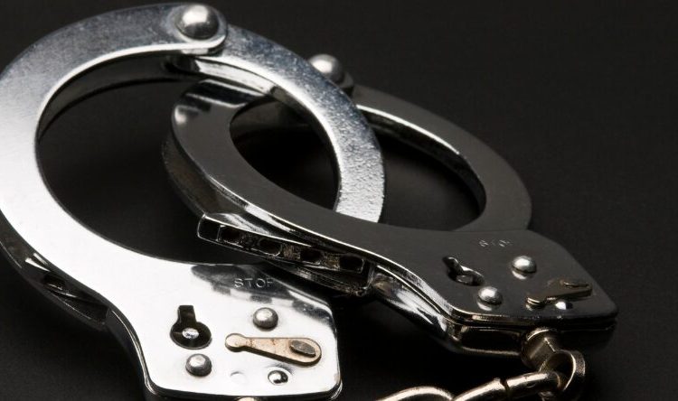 Policía Nacional detiene a tres hombres en Barahona y ocupa arma de fuego ilegal