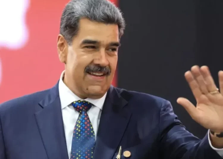 Con una sonrisa y el brazo en alto, Nicolás Maduro llega al acto de juramentación presidencial