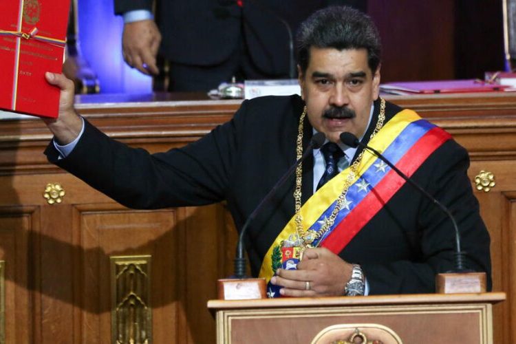 Maduro se dispone a asumir hoy un tercer mandato con apoyo militar mientras oposición sigue luchando por la democracia