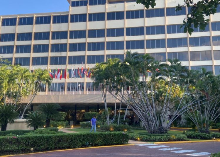 En total hermetismo se mantiene el hotel Embajador donde se encuentra Edmundo