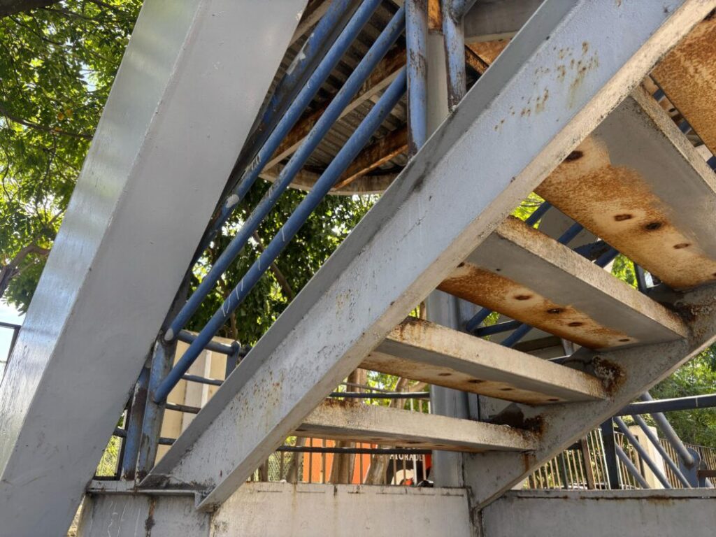 Puente peatonal frente al Hospital de las Fuerzas Armadas está en estado crítico 2 Puente peatonal frente al Hospital de las Fuerzas Armadas está en estado crítico | De Último Minuto