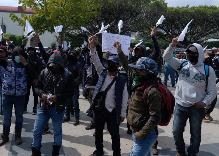 Indígenas en el sur de México exigen resolver desaparición de 43 estudiantes de Ayotzinapa