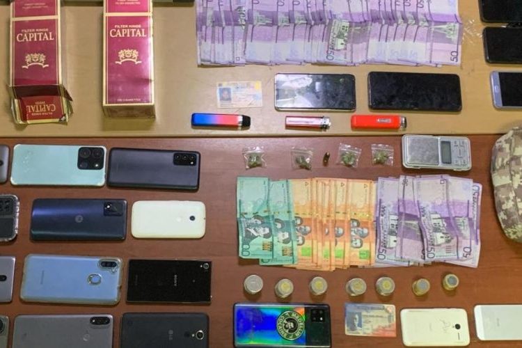 PN y MP decomisan celulares, arma de fuego ilegal, dinero, y drogas durante allanamientos en Santiago