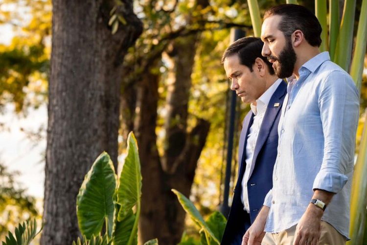 El secretario de Estado de EEUU, Marco Rubio, llega a El Salvador para reunirse con Bukele