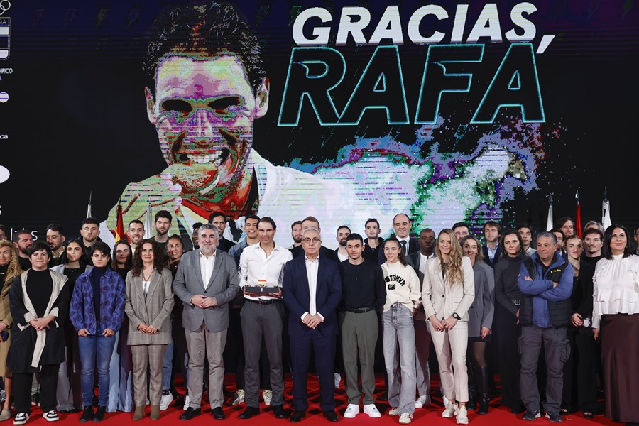 El extenista español Rafael Nadal (5i)