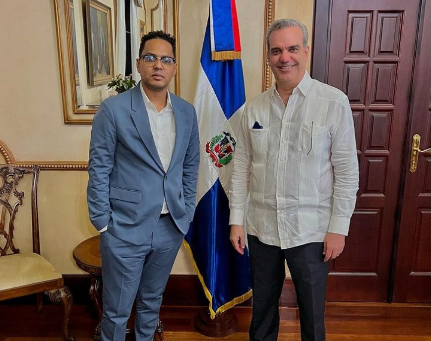 Santiago Matías (Alofoke): Biografía, trayectoria y legado en los medios 2 Santiago Matías junto al presidente Luis Abinader