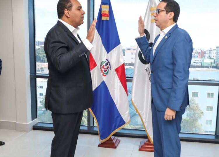 Juramentan a Edgar Batista como nuevo director general de la OGTIC