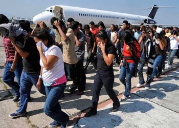 Aterriza en Venezuela un avión con 242 migrantes deportados, entre ellos mujeres y niños