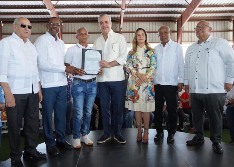 Abinader entrega 819 títulos de propiedad de un total de 1,955