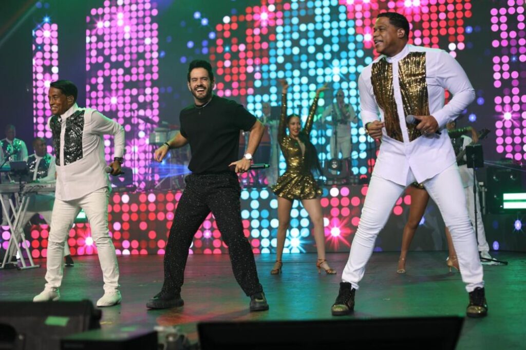 “Johnny Vive” consolida su éxito con tres noches sold out y anuncia expansión a Santiago | De Último Minuto