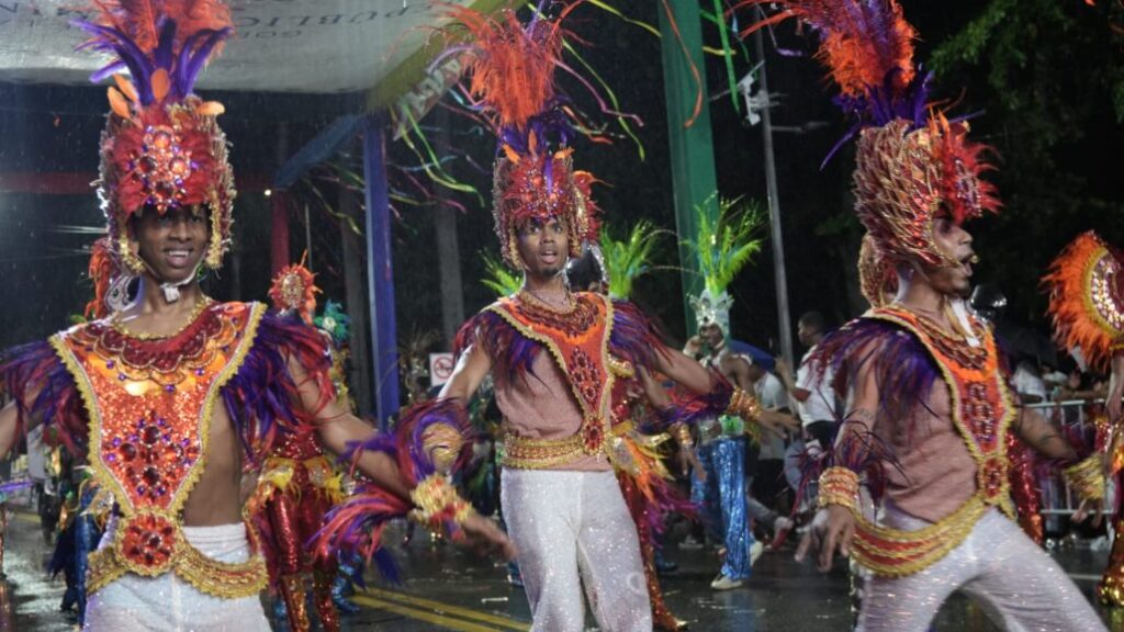 ¡La lluvia no para la fiesta! Pese a las intensas lluvias, comparsas continúan su recorrido en el Desfile Nacional de Carnaval | 6 | ¡La lluvia no para la fiesta! Pese a las intensas lluvias, comparsas continúan su recorrido en el Desfile Nacional de Carnaval | De Último Minuto