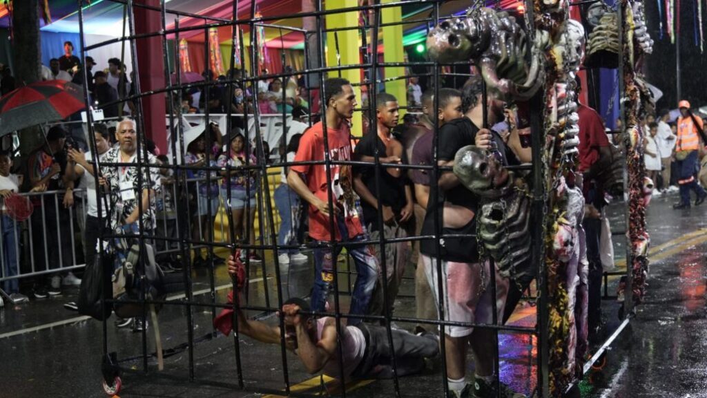 ¡La lluvia no para la fiesta! Pese a las intensas lluvias, comparsas continúan su recorrido en el Desfile Nacional de Carnaval | 5 | ¡La lluvia no para la fiesta! Pese a las intensas lluvias, comparsas continúan su recorrido en el Desfile Nacional de Carnaval | De Último Minuto