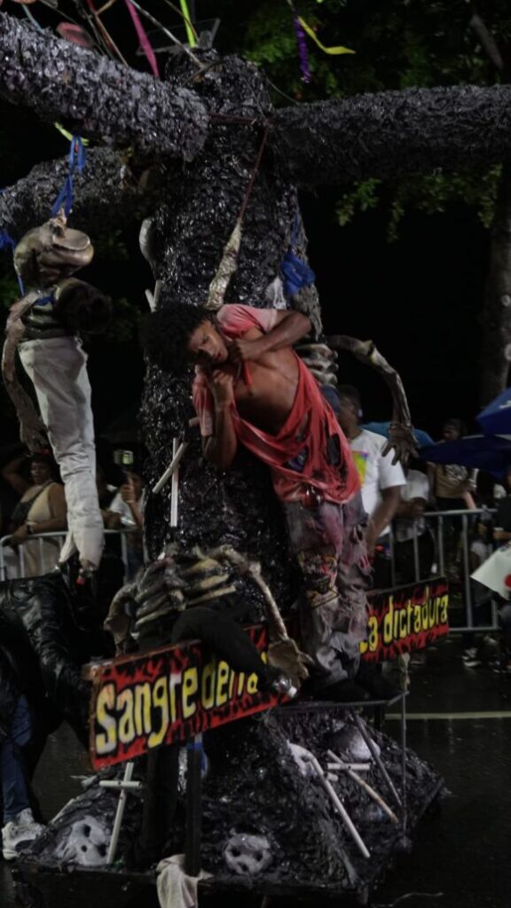 ¡La lluvia no para la fiesta! Pese a las intensas lluvias, comparsas continúan su recorrido en el Desfile Nacional de Carnaval | 2 | ¡La lluvia no para la fiesta! Pese a las intensas lluvias, comparsas continúan su recorrido en el Desfile Nacional de Carnaval | De Último Minuto