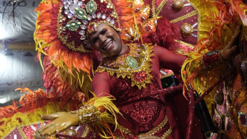 ¡La lluvia no para la fiesta! Pese a las intensas lluvias, comparsas continúan su recorrido en el Desfile Nacional de Carnaval | 4 | ¡La lluvia no para la fiesta! Pese a las intensas lluvias, comparsas continúan su recorrido en el Desfile Nacional de Carnaval | De Último Minuto