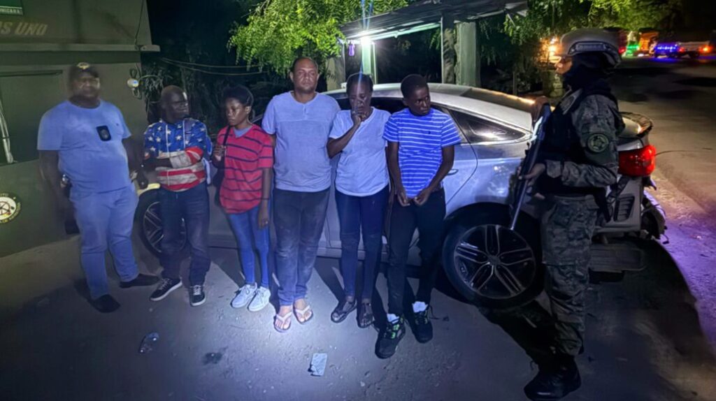 Abandonan jeepeta con 22 inmigrantes indocumentados en Montecristi | 2 | Abandonan jeepeta con 22 inmigrantes indocumentados en Montecristi | De Último Minuto