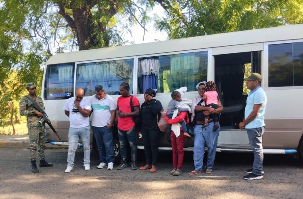 Abandonan jeepeta con 22 inmigrantes indocumentados en Montecristi | 1 | Abandonan jeepeta con 22 inmigrantes indocumentados en Montecristi | De Último Minuto