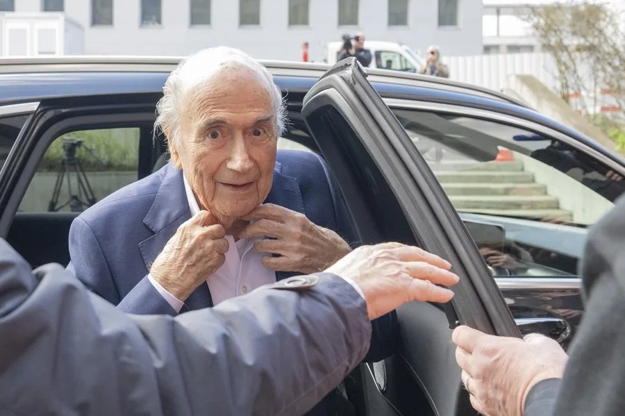 Blatter y Platini, absueltos nuevamente por la Justicia suiza en un caso de fraude | 1 | El expresidente de la FIFA, Joseph (Sepp) Blatter (C), llega a la audiencia del veredicto del juicio en el tribunal especial de apelaciones de Muttenz