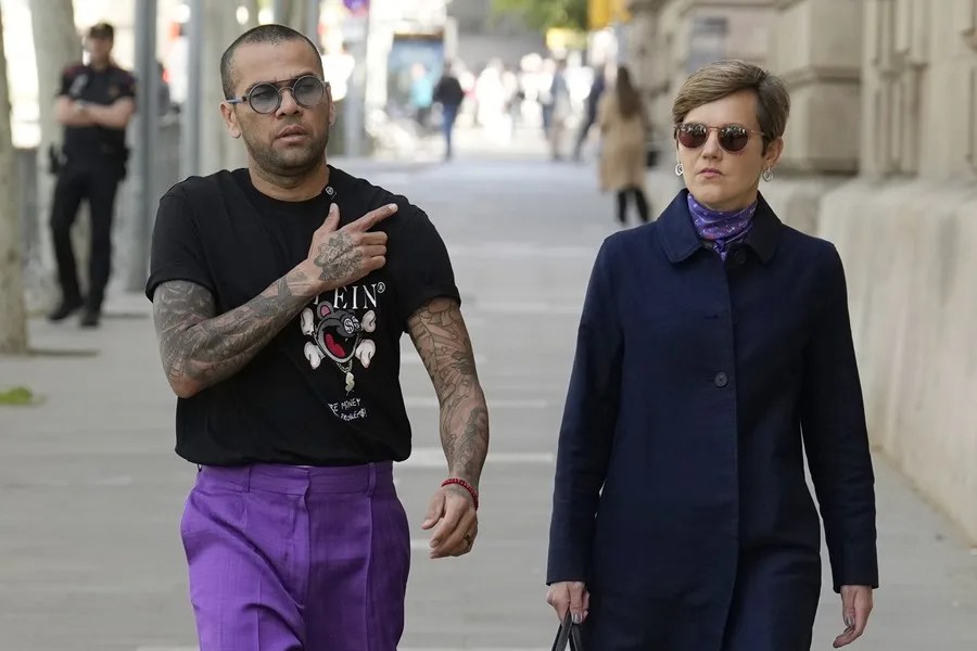 El Tribunal Superior de Cataluña absuelve a Dani Alves por la violación de una joven | 1 | El exfutbolista Dani Alves junto a su abogada Inés Guardiola.