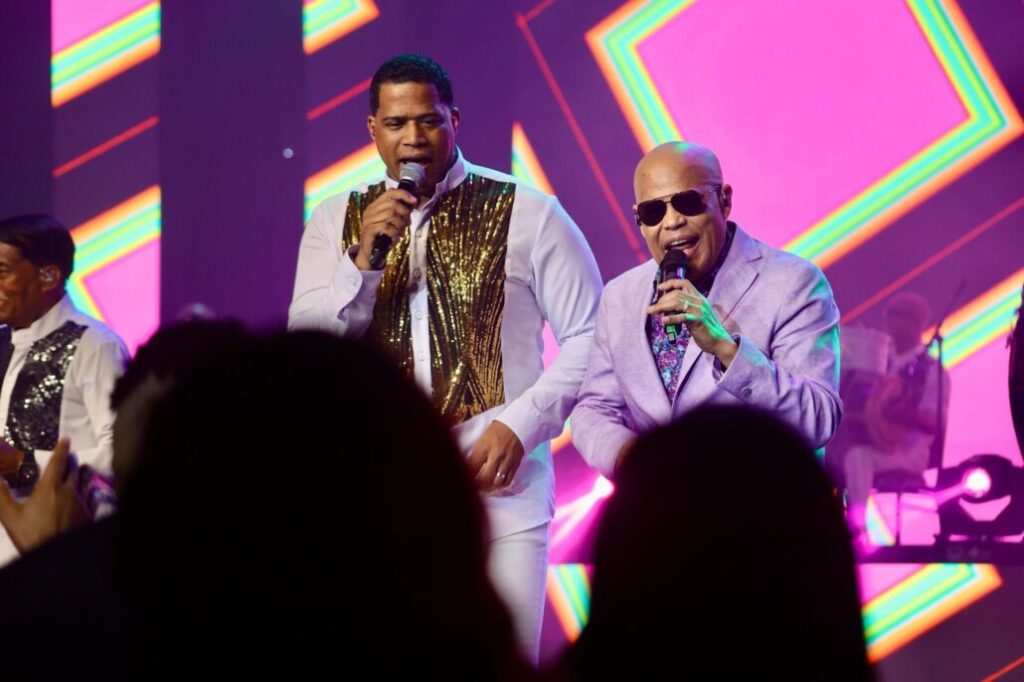 “Johnny Vive” consolida su éxito con tres noches sold out y anuncia expansión a Santiago | De Último Minuto