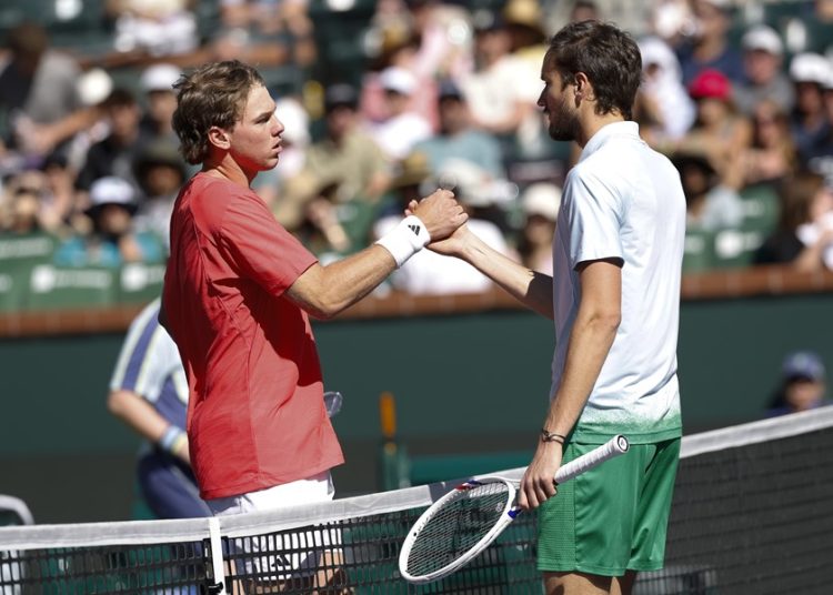 Swiatek y Medvedev avanzan a octavos de Indian Wells tras una cómoda tercera ronda