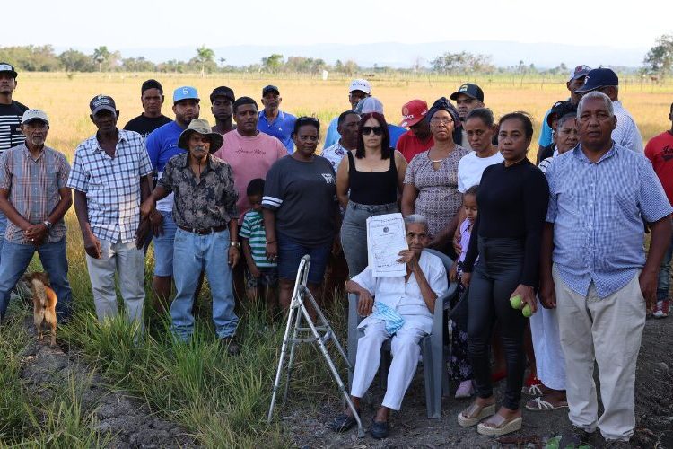 Parceleros en San Juan demandan a Abinader títulos de propiedad definitivos para combatir a mafiosos