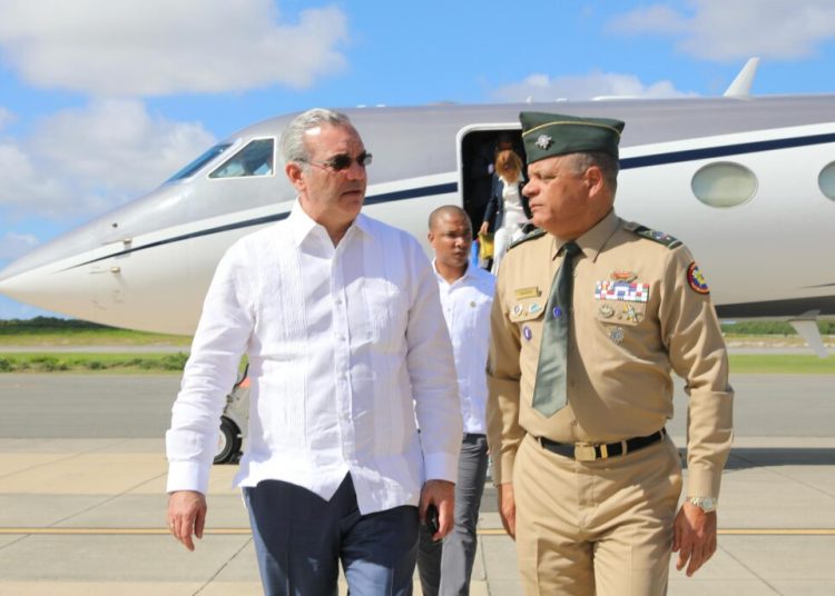 Abinader llega al país tras participar en la Cumbre Ejecutiva de la AAFA