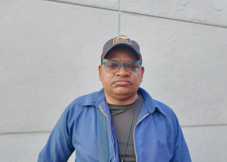 Señor solicita ayuda para cirugía de columna y materiales no cubiertos por su ARS